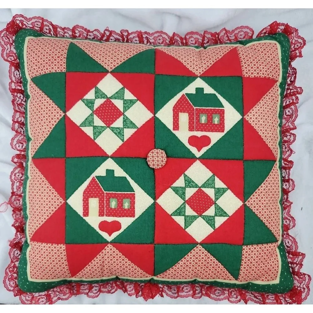 Country House 14 Inch Christmas Colors Throw Pillow With Lace Boarder